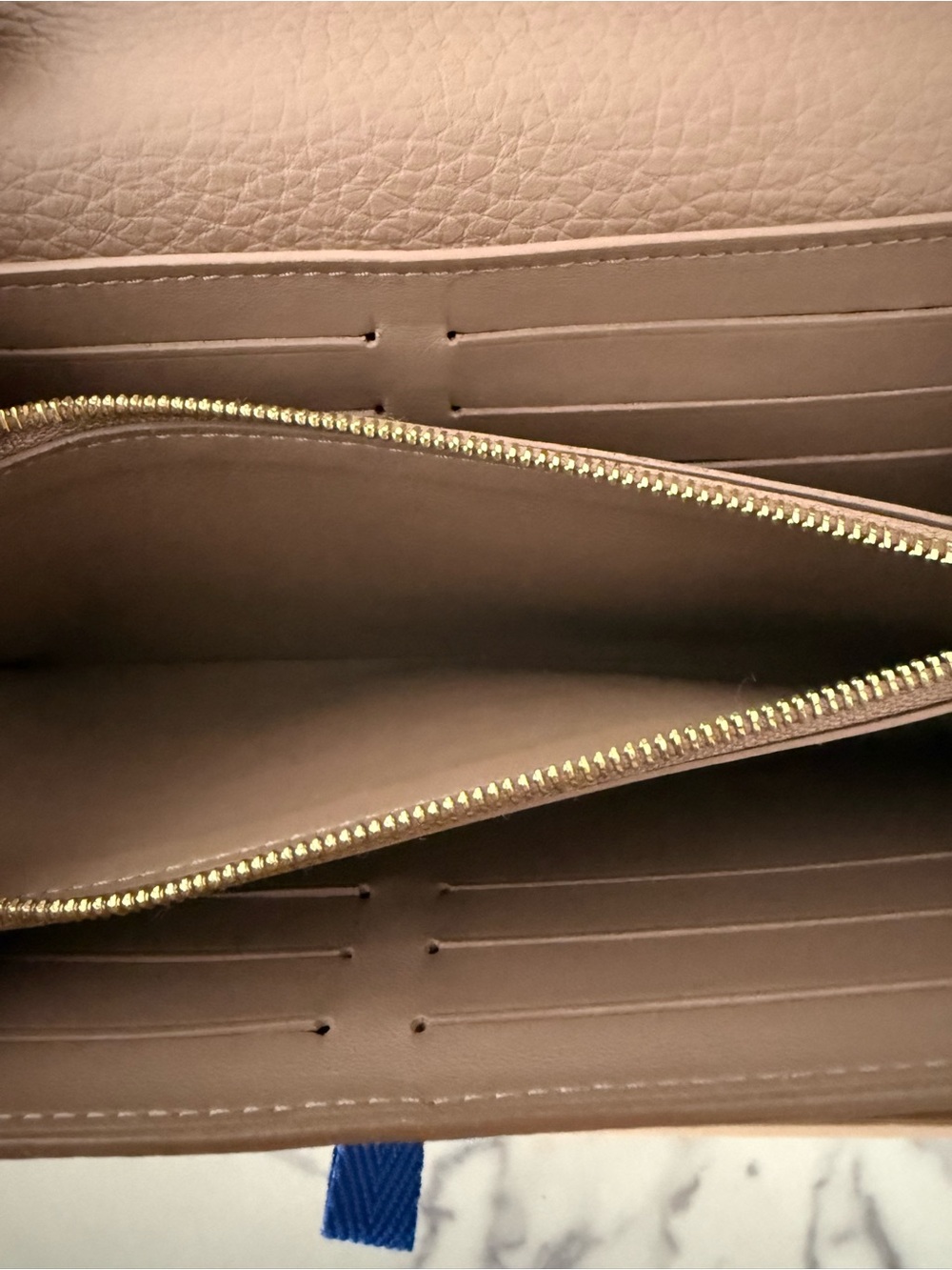 Louis Vuitton Portefeuille Capucines Long Wallet with Gold LV Emblem - Picture 10 of 14